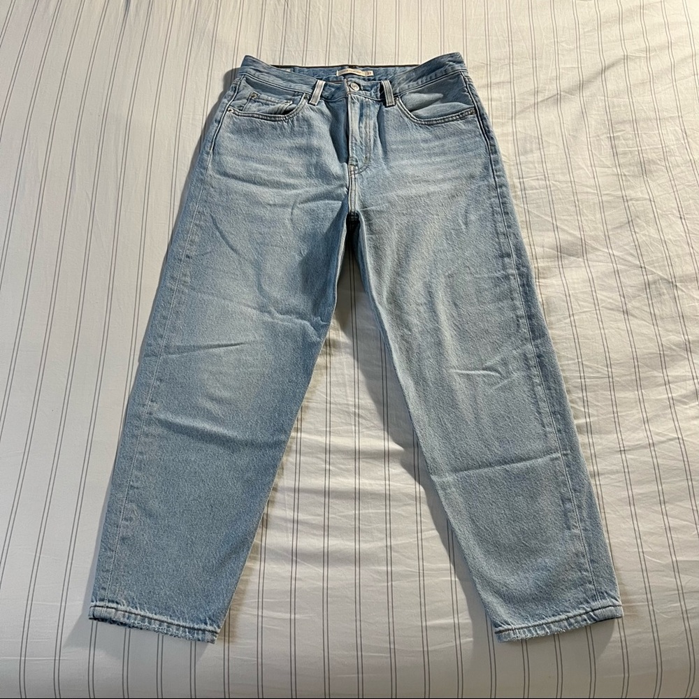 Levi Loose Taper Crop Light Wash Jeans size 28